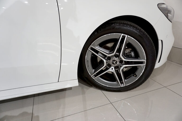 メルセデスベンツ B180 AMGライン ポーラーホワイト MQ3847