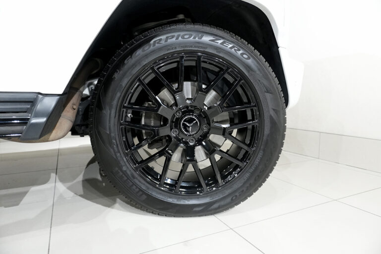 2023年式 メルセデスベンツ G400d ダークプラチナ マヌファクトゥーアプログラム+ オパリスホワイト MQ4094