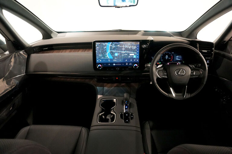 2025年式 LM500h VersionL 後期モデル ソニッククォーツ 内装 ブラックレザー MQ4139