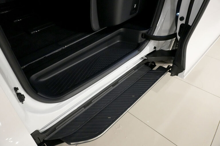 2025年式 LM500h VersionL 後期モデル ソニッククォーツ 内装 ブラックレザー MQ4139