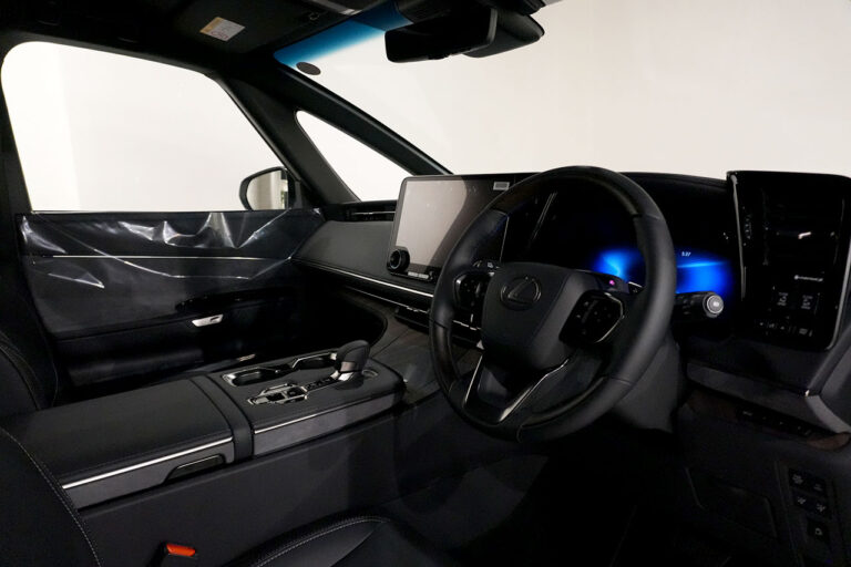 2025年式 LM500h VersionL 後期モデル ソニッククォーツ 内装 ブラックレザー MQ4139