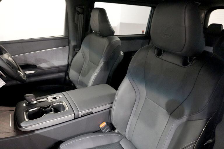 2025年式 LM500h VersionL 後期モデル ソニッククォーツ 内装 ブラックレザー MQ4139