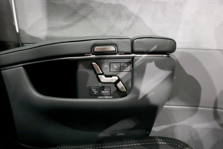 2025年式 LM500h VersionL 後期モデル ソニッククォーツ 内装 ブラックレザー MQ4139