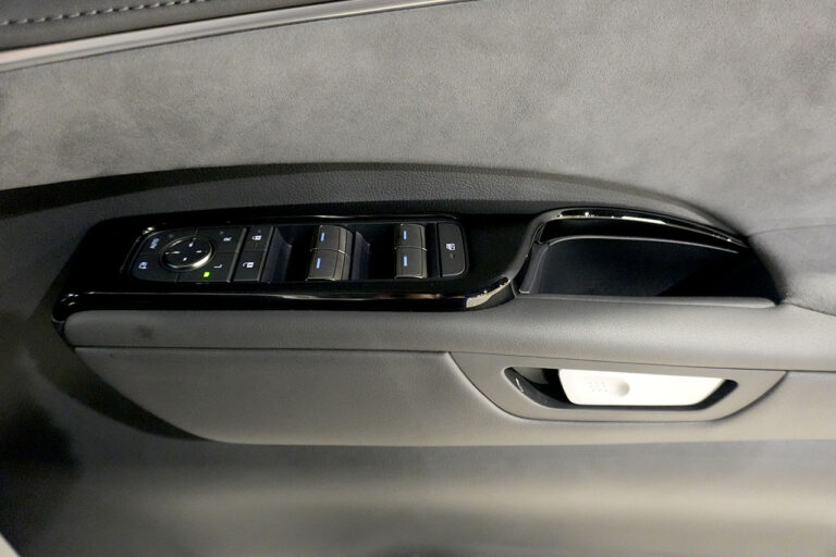 2025年式 LM500h VersionL 後期モデル ソニッククォーツ 内装 ブラックレザー MQ4139