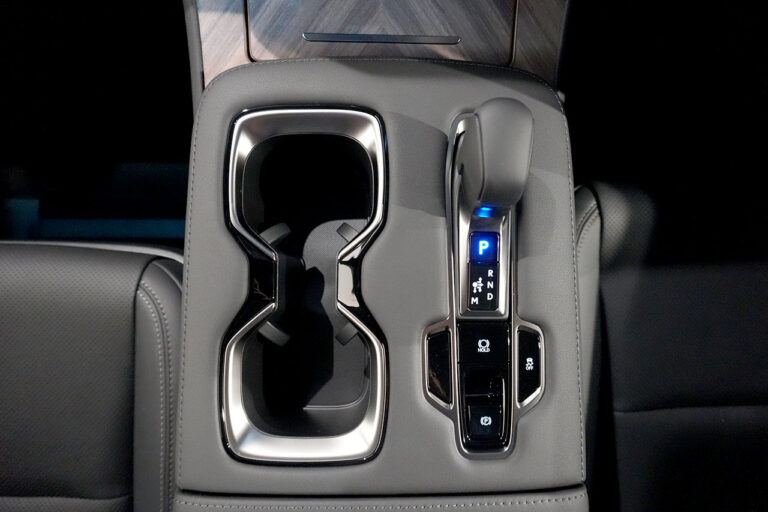 2025年式 LM500h VersionL 後期モデル ソニッククォーツ 内装 ブラックレザー MQ4139
